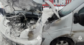 В Чебоксарах вспыхнул микроавтобус Renault Trafic