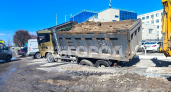 В Чебоксарах под колесами тяжелого грузовика провалился асфальт: произошел прорыв трубы с горячей водой